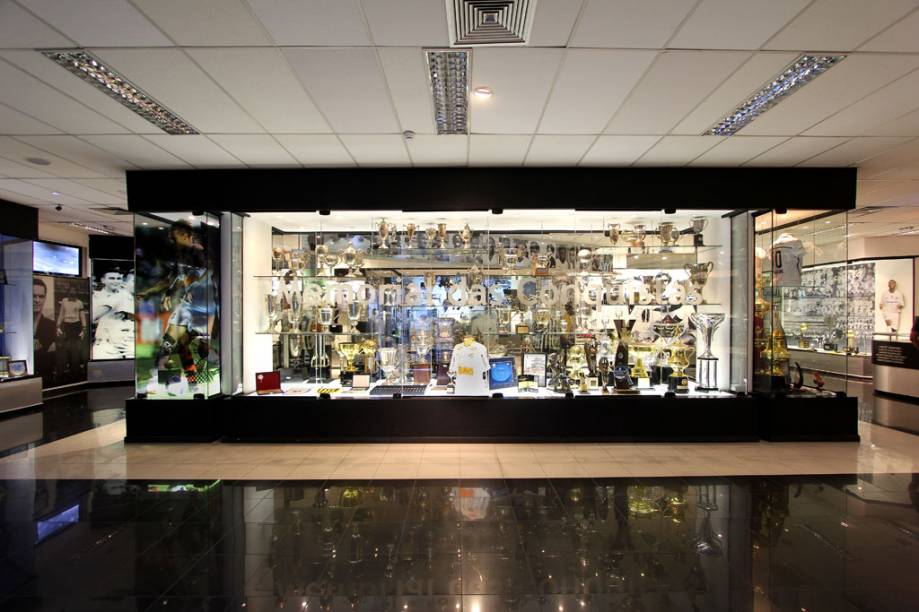 A vitrine principal do Memorial das Conquistas do Santos traz os itens mais recentes para a galeria santistas, como uma pequena réplica da Copa Libertadores