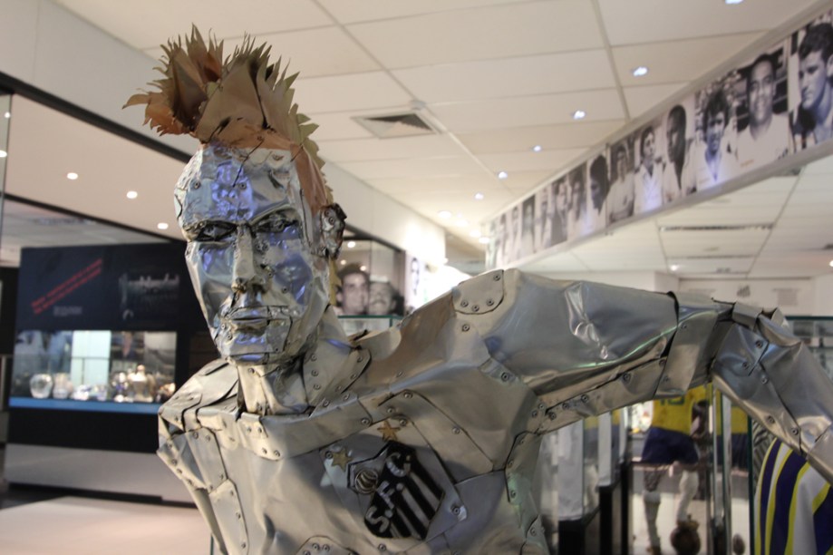 Estátua do Neymar em chapas de alumínio, do artista Laércio Alves, no Memorial das Conquistas