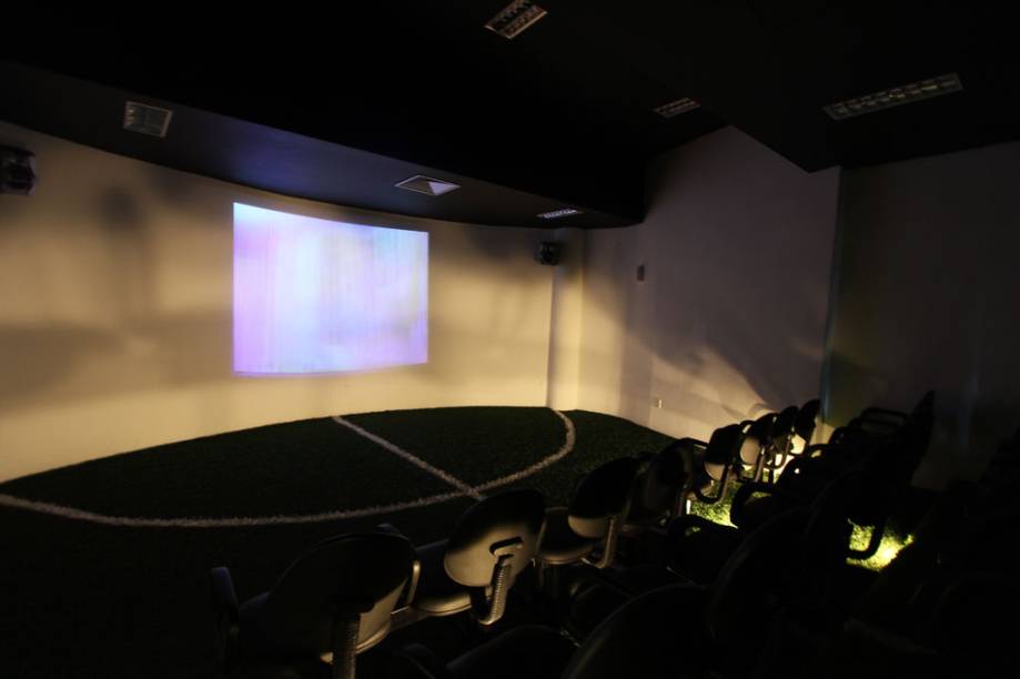 A sala de projeção do Memorial das Conquistas mostra bastidores dos jogadores dos Santos