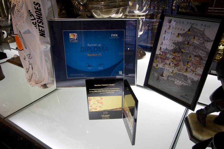 Diploma de vice-campeão Mundial de 2011, no jogo perdido para o <a href="https://viajeaqui.abril.com.br/cidades/espanha-barcelona" rel="Barcelona" target="_blank">Barcelona</a>, da <a href="https://viajeaqui.abril.com.br/paises/espanha" rel="Espanha" target="_blank">Espanha</a>