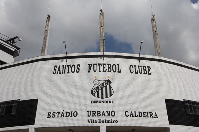 O Estádio Urbano Caldeira, mais conhecido como Vila Belmiro, tem capacidade para aproximadamente 16 mil torcedores