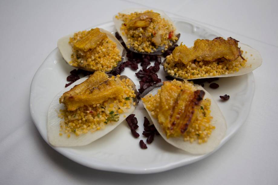 Canapé de farofa de <a href="https://viajeaqui.abril.com.br/materias/ingredientes-da-culinaria-da-amazonia?foto=6#6" rel="uarini">uarini</a>, pirarucu desfiado e <a href="https://viajeaqui.abril.com.br/materias/ingredientes-da-culinaria-da-amazonia?foto=8#8" rel="banana-pacovan">banana-pacovan</a> na escama do pirarucu Canapé de farofa de <a href="https://viajeaqui.abril.com.br/materias/ingredientes-da-culinaria-da-amazonia?foto=6#6" rel="uarini">uarini</a>, pirarucu desfiado e <a href="https://viajeaqui.abril.com.br/materias/ingredientes-da-culinaria-da-amazonia?foto=8#8" rel="banana-pacovan">banana-pacovan</a> na escama do pirarucu