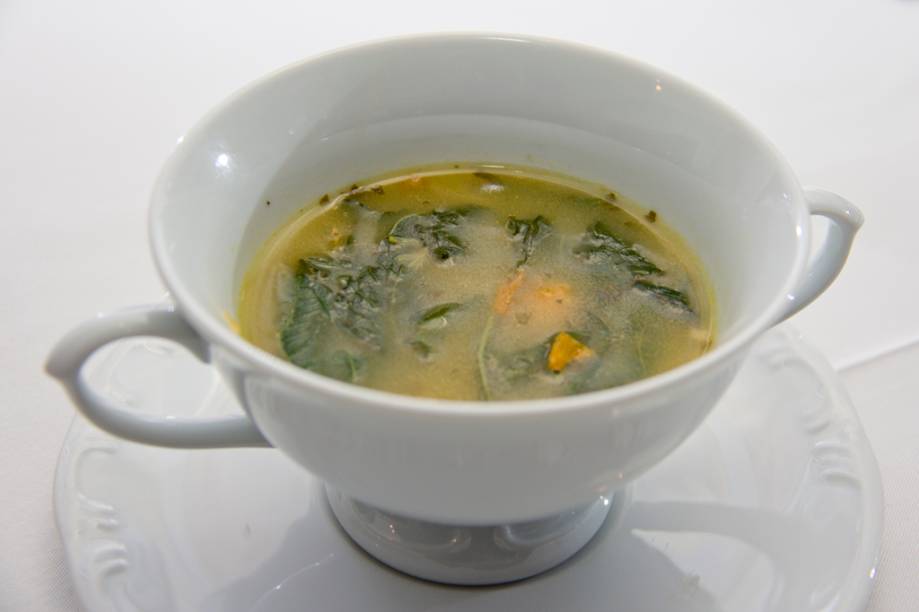 Consommé de tucupi com pirarucu seco, receita do chef Felipe Schaedler. Leva <a href="https://viajeaqui.abril.com.br/materias/ingredientes-da-culinaria-da-amazonia?foto=9#9" rel="tucupi">tucupi</a> (caldo de mandioca brava) e <a href="https://viajeaqui.abril.com.br/materias/ingredientes-da-culinaria-da-amazonia?foto=2#2" rel="jambu">jambu</a> (folha que adormece levemente a boca). Consommé de tucupi com pirarucu seco, receita do chef Felipe Schaedler. Leva <a href="https://viajeaqui.abril.com.br/materias/ingredientes-da-culinaria-da-amazonia?foto=9#9" rel="tucupi">tucupi</a> (caldo de mandioca brava) e <a href="https://viajeaqui.abril.com.br/materias/ingredientes-da-culinaria-da-amazonia?foto=2#2" rel="jambu">jambu</a> (folha que adormece levemente a boca).