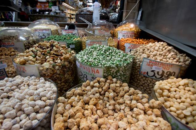 O Mercado Municipal é um dos únicos lugares em que é possível encontrar tamanha variedade de castanhas, amêndoas, pistaches e outras sementes