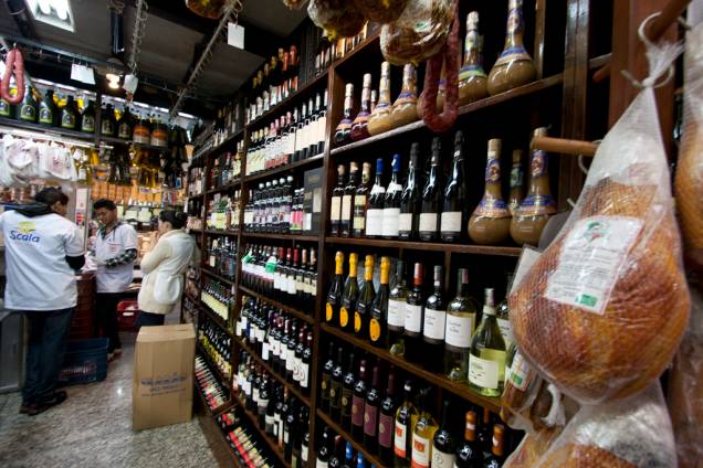 A ampla oferta de vinhos do Empório Luso Brasileiro é bem variado, com rótulos que chegam a custar até 2 mil reais