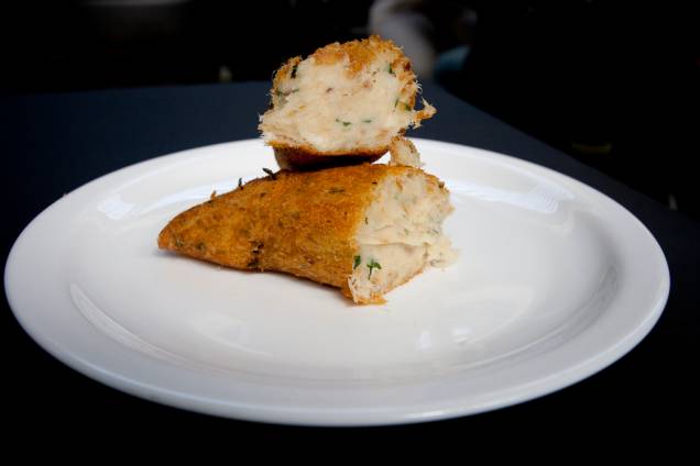 <strong>Bolinho de bacalhau: </strong>com quase dez centímetros de comprimento, o bolinho de bacalhau do Hocca Bar é um dos estandartes do Mercadão. Bem recheado e sequinho, o salgado (que não é pequeno) é outra boa pedida para uma refeição rápida <strong>Bolinho de bacalhau: </strong>com quase dez centímetros de comprimento, o bolinho de bacalhau do Hocca Bar é um dos estandartes do Mercadão. Bem recheado e sequinho, o salgado (que não é pequeno) é outra boa pedida para uma refeição rápida