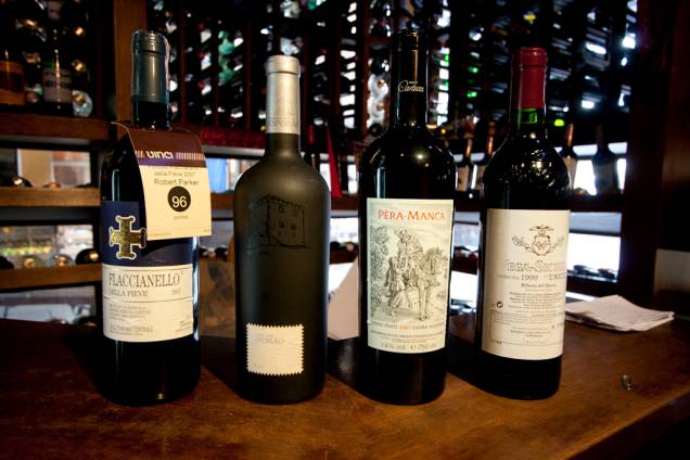 <strong>Vinhos:</strong> com um espaço dedicado exclusivamente aos vinhos, o Empório Luso Brasileiro conta com rótulos para todos os paladares. Como por exemplo os vinhos Fraccianello (R$ 550), Torre do Esporão (R$ 600), Pêra-manca (R$ 750) e o Vega-Sicillia (R$ 2.000).    