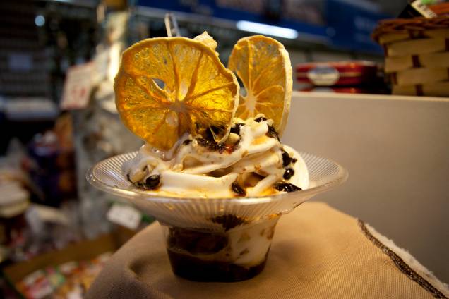 <strong>Sorvete</strong>: uma mistura tropical que envolve sorvete de iogurte com coberturas de pistache e chocolate e frutas desidratadas é oferecida no Empório Chiappetta