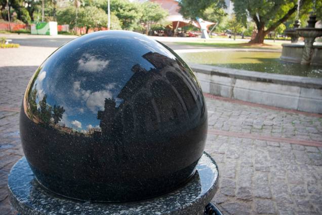 Com mais de duas toneladas, esta esfera de granito pode ser movida facilmente por uma criança. Isto é graças a um intrincado sistema que usa a inércia como elemento principal, facilitando o movimento do objeto