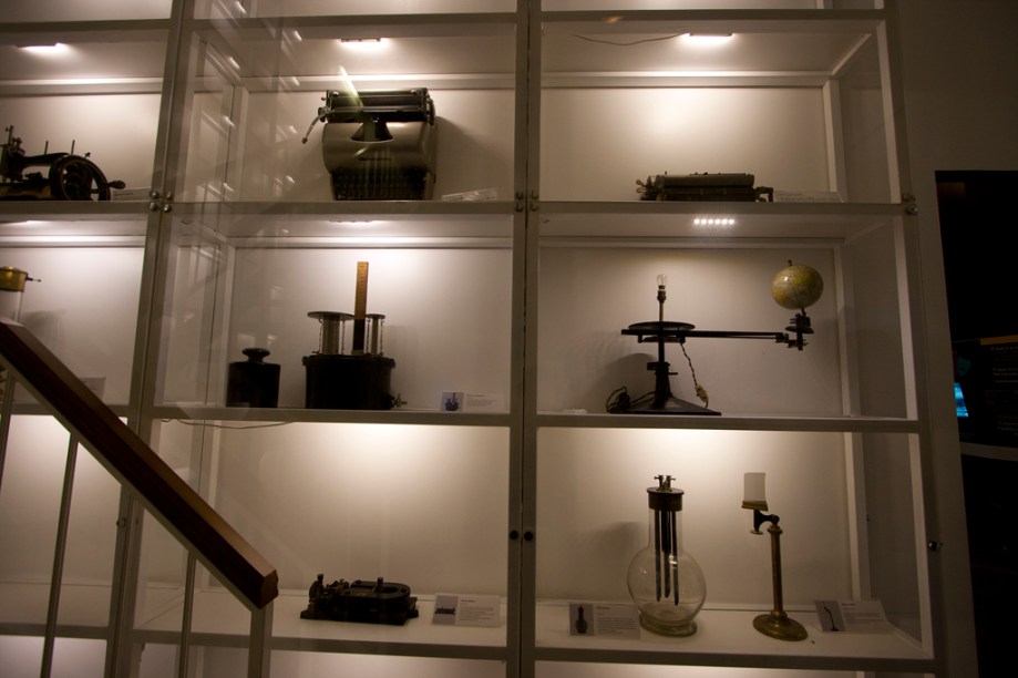 Máquina de escrever, tipógrafo e lampião. Estes e outros objetos obsoletos que muita gente não conhece povoam esta sala no Catavento Cultural 