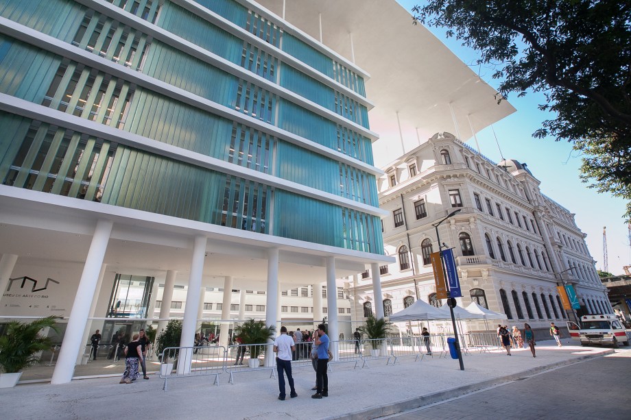 <strong>3. <a href="https://viajeaqui.abril.com.br/estabelecimentos/br-rj-rio-de-janeiro-atracao-museu-de-arte-do-rio-mar" rel="Museu de Arte do Rio/MAR" target="_blank">Museu de Arte do Rio/MAR</a></strong>        O museu, na zona portuária da Cidade Maravilhosa, já é uma atração à parte pela arquitetura inusitada: uma imensa cobertura de cimento une dois prédios com estilos arquitetônicos diferentes: uma construção modernosa e o Palacete Dom João VI