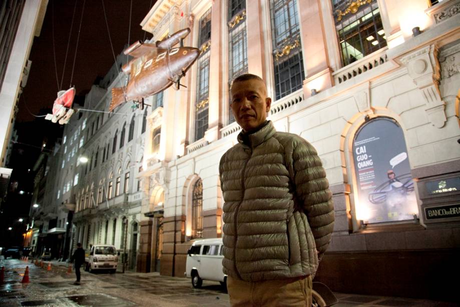 O artista Cai-Guo Qiang acompanhando a montagem de suas obras pelas ruas do Centro de São Paulo