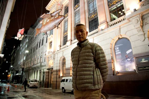 O artista Cai-Guo Qiang acompanhando a montagem de suas obras pelas ruas do Centro de São Paulo O artista Cai-Guo Qiang acompanhando a montagem de suas obras pelas ruas do Centro de São Paulo