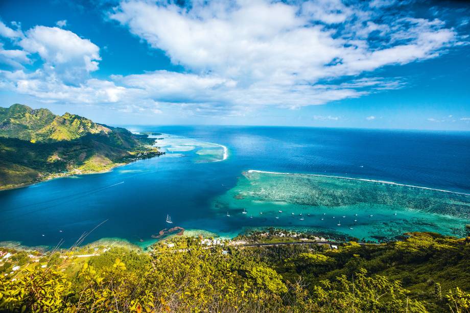 <strong>Moorea </strong><strong>–</strong><strong> <a href="https://viajeaqui.abril.com.br/paises/polinesia-francesa" rel="Polinésia Francesa" target="_blank">Polinésia Francesa</a></strong>"Estivemos em Moorea há 27 anos, e, ao retornar, nossa maior alegria foi ver que a ilha manteve a mesma beleza, energia e paz. Vista de cima, a ilha irmã do Taiti é ainda mais bela e mostra toda a sua exuberância. Uma região em que não se pode deixar de mergulhar! Em Papeete, capital do Taiti, saem ferry boats durante todo o dia para Moorea"