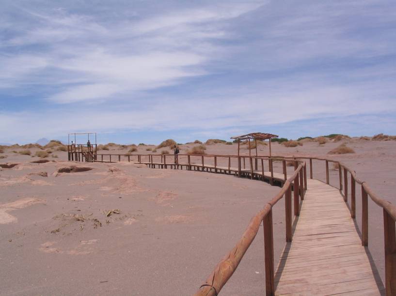 Do alto de passarelas da Aldea de Tulor, observam-se casas de adobe construídas em forma circular e conectadas entre si, cujas réplicas também podem ser visitadas no próprio local