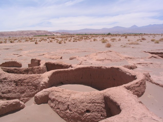 O impressionante sítio arqueológico da Aldea de Tulor, que por anos esteve soterrado sob quilômetros de areia, guarda as ruínas de um povoado com mais de 3 mil anos
