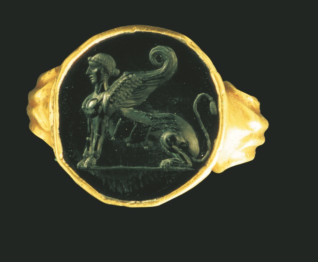 Anel com representação de esfinge, joia do Império Romano, em exposição no Masp