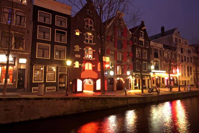 No Bairro da Luz Vermelha, em Amsterdã, os turistas podem ver garotas de programa em vitrines