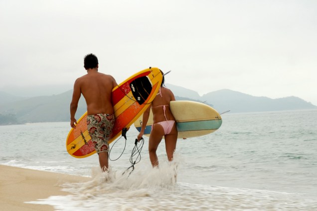 Casal de surfistas na Praia de Maresias