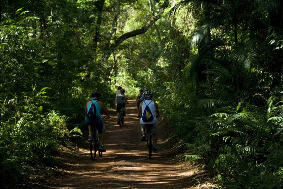 A Trilha do Poço Preto, de 9 km, pode ser percorrida a pé ou de bicicleta contornando as quedas