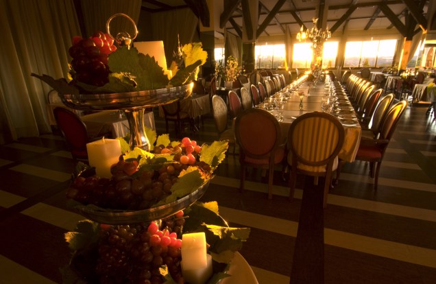 Interior do restaurante Leopoldina, que oferece jantares românticos à luz de vela, no Spa do Vinho; o restaurante abre às sextas e sábados