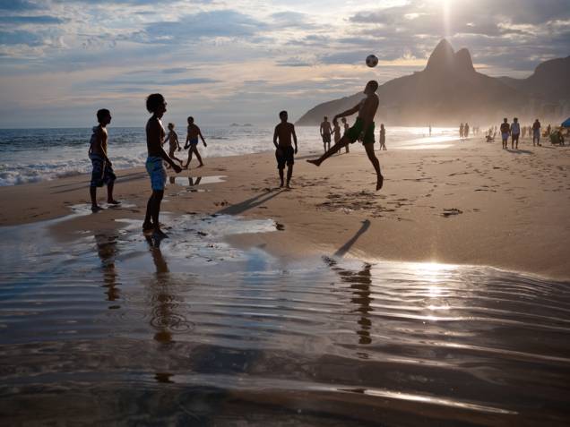 No fim da tarde em Ipanema, os banhistas jogam o famoso “altinho”, usando jogadas do futebol para passar a bola pelo ar de um para o outro. Muita gente vem para cá direto do trabalho, no fim do expediente