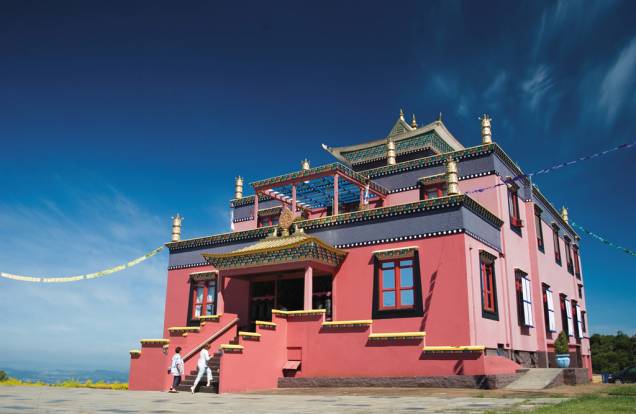A 30 quilômetros de Gramado, o templo Khadro Ling, no Centro Budista Chagdud Gonpa Brasil, é um dos raros em estilo tibetano no país