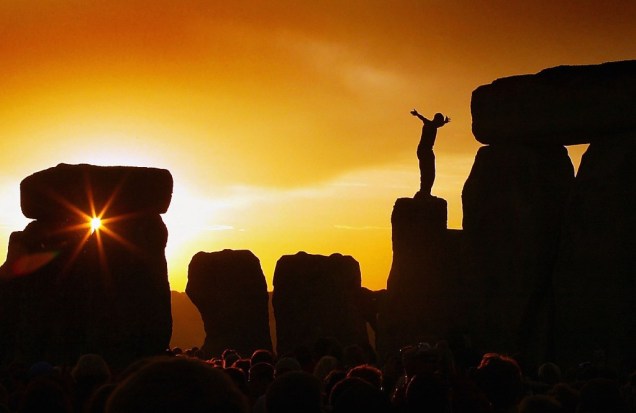 Stonehenge, em Salisbury, é um dos grandes mistérios do Reino Unido e atrai todo tipo de turista durante o solstício de verão