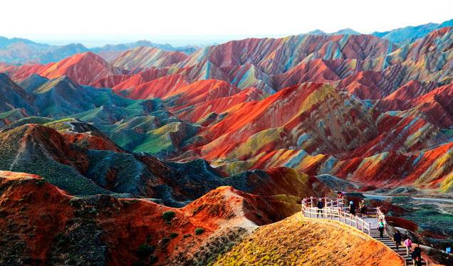 <strong>Parque Geológico Zhangye Danxia – <a href="http://viajeaqui.abril.com.br/paises/china" rel="China " target="_blank">China </a></strong>                                                                                        O tempo é o grande responsável pela beleza multicolorida das montanhas na cidade de Zanghye. As cores são resultado das montanhas de arenito com o acúmulo de minerais em um período de mais de 24 milhões de anos