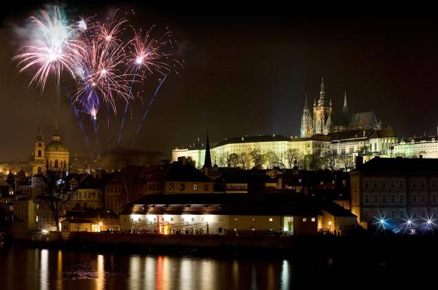 Fogos de artifício iluminam a noite fria do Réveillon em Praga, na República Tcheca