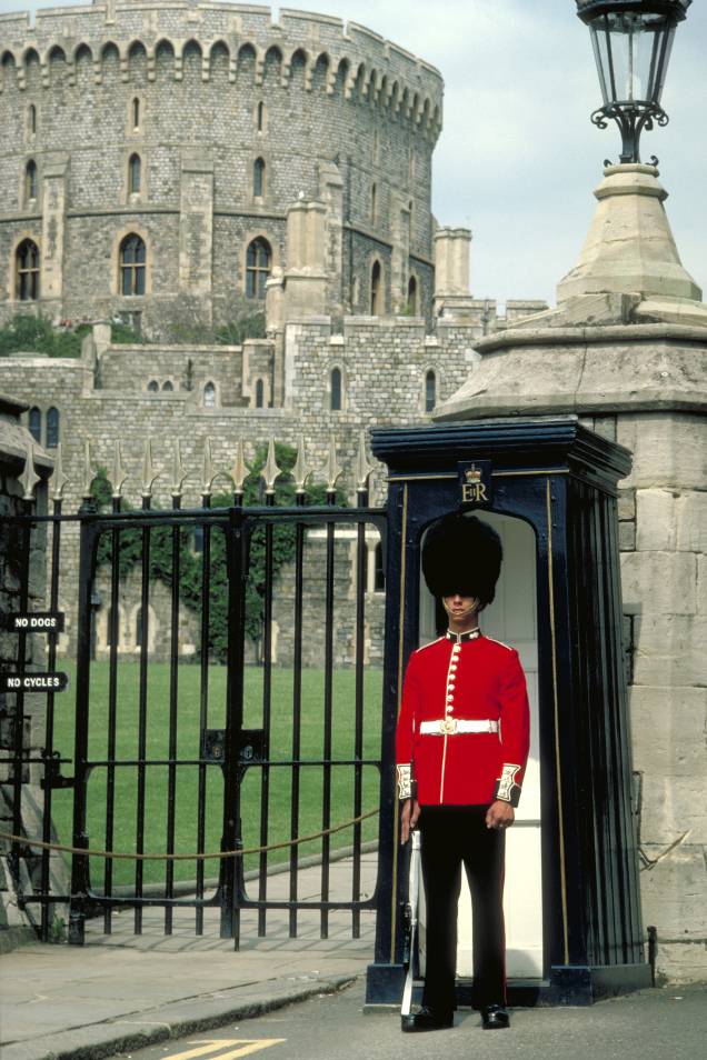 Sentinela do Castelo de Windsor, na Inglaterra. Diariamente ocorre a cerimônia de troca da guarda real