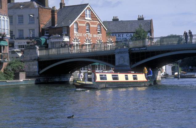 Barco no Rio Tâmisa, na cidade de Windsor, Inglaterra