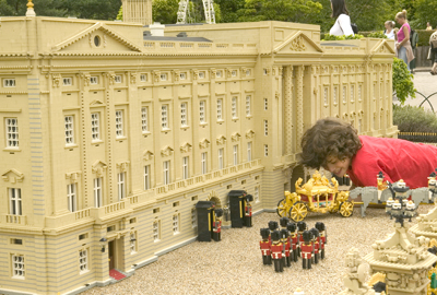 Criança brinca com a miniatura do Castelo de Buckingham na Legoland, em Windsor, Inglaterra, Reino Unido
