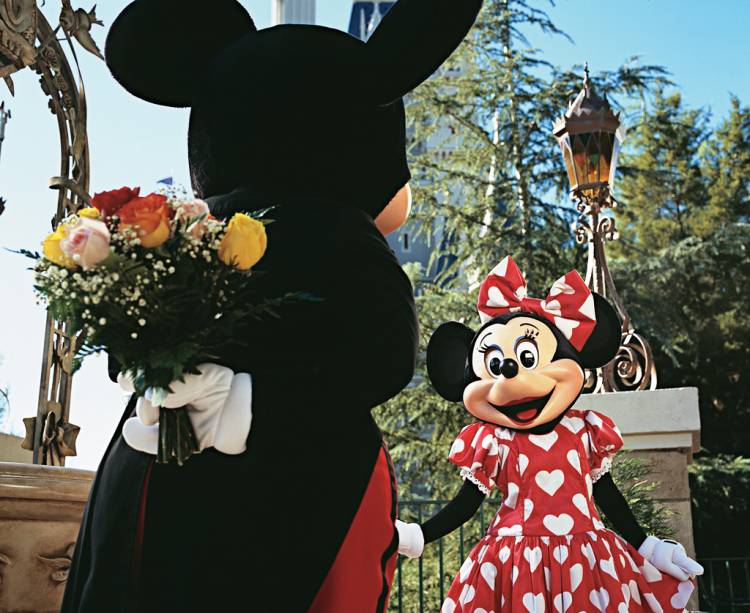 Mickey e Minnie no Magic Kingdom, o primeiro parque do complexo da Disney, inaugurado em 1971. Ele é dedicado aos personagens de contos de fada do estúdio