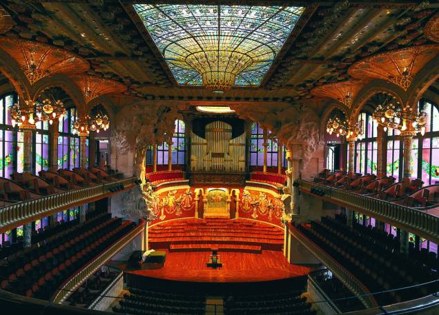 Mosaicos, esculturas, colunas e vitrais, arrematados nos mínimos detalhes, compõem um harmonioso conjunto arquitetônico no Palau de La Música, em Barcelona