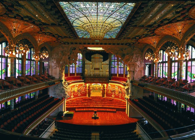 Mosaicos, esculturas, colunas e vitrais, arrematados nos mínimos detalhes, compõem um harmonioso conjunto arquitetônico no Palau de La Música, em Barcelona