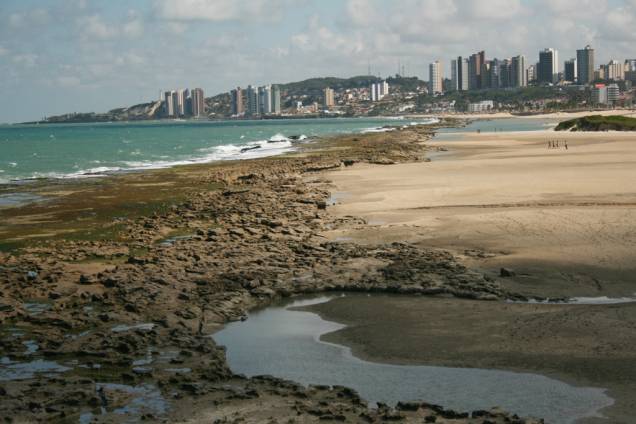 Frequentada por moradores de bairros próximos, a Praia do Forte tem piscinas naturais e abriga o Forte dos Reis Magos