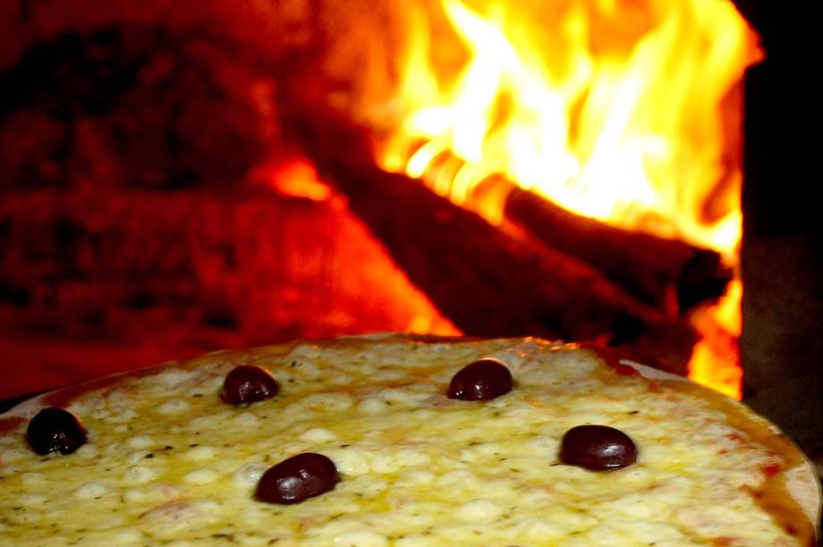 São Paulo ostenta o título de cidade com maior número de cozinhas internacionais representadas, seguida de Nova Iorque e Paris. Destaque para a pizza, que transformou-se numa instituição paulistana São Paulo ostenta o título de cidade com maior número de cozinhas internacionais representadas, seguida de Nova Iorque e Paris. Destaque para a pizza, que transformou-se numa instituição paulistana