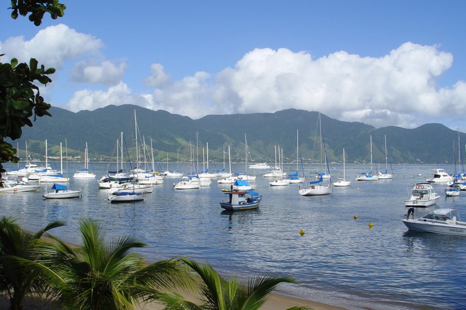 Barcos ancorados na marina na <strong>Praia de Pequeá</strong>, em Ilhabela (SP)