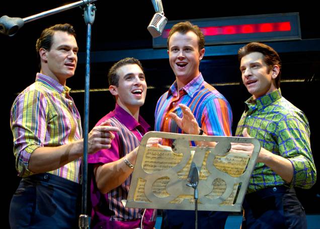 <strong>Jersey Boys</strong><br />O show que conta a história da banda Four Seasons, dos anos 1960, estreou em novembro de 2005 na Broadway. No ano seguinte, ganhou o Tony Awards de Melhor Musical (2006). Alguns hits da banda como <em>Big Girls Don’t Cry</em> e <em>Can’t Take My Eyes Off You</em> são tocados no show. Jersey Boys está em cartaz no teatro August Wilson oito vezes por semana. <em><a href="https://www.jerseyboysinfo.com/" rel="www.jerseyboysinfo.com" target="_blank">www.jerseyboysinfo.com</a></em> <strong>Jersey Boys</strong><br />O show que conta a história da banda Four Seasons, dos anos 1960, estreou em novembro de 2005 na Broadway. No ano seguinte, ganhou o Tony Awards de Melhor Musical (2006). Alguns hits da banda como <em>Big Girls Don’t Cry</em> e <em>Can’t Take My Eyes Off You</em> são tocados no show. Jersey Boys está em cartaz no teatro August Wilson oito vezes por semana. <em><a href="https://www.jerseyboysinfo.com/" rel="www.jerseyboysinfo.com" target="_blank">www.jerseyboysinfo.com</a></em>