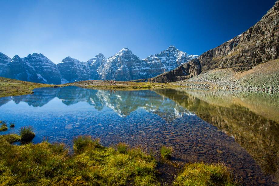 <strong>Lago Minnestimma</strong> Uma floresta única de lariço (larch) se ergue logo acima do lago Moraine. Uma trilha que passa dentro dela leva ao Lago Minnestimma e uma vista espetacular para os Ten Peaks (Dez Picos) ao longe <strong>Lago Minnestimma</strong> Uma floresta única de lariço (larch) se ergue logo acima do lago Moraine. Uma trilha que passa dentro dela leva ao Lago Minnestimma e uma vista espetacular para os Ten Peaks (Dez Picos) ao longe