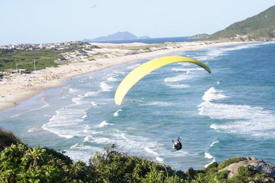 Os voos de parapente são feitos da Lagoa da Conceição ou Praia Mole