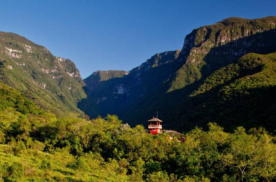 O lugar é perfeito para quem é fã de esportes de aventura: o hotel oferece passeios de ecoturismo