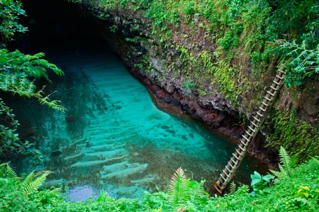 <strong>To Sua Ocean Trench - Samoa</strong>                                    O poço surgiu após uma erupção vulcânica e é uma das principais atrações da ilha de Lotofaga. Uma escada leva até as águas cristalinas que são rodeadas por um verde intenso da natureza. A profundidade é de 30 metros