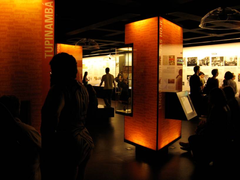 Composto por vários painéis luminosos, o beco das ideias (foto) possibilita ao visitante construir e desconstruir diversas palavras da língua portuguesa