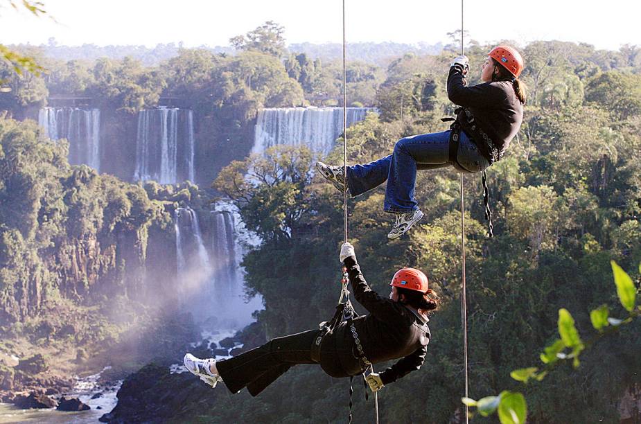 Uma das atrações mais radicais de Foz do Iguaçu é o rapel nas cataratas