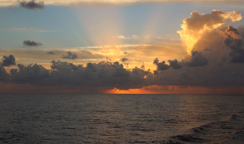 Pôr do sol na costa da <a href="https://viajeaqui.abril.com.br/paises/jamaica" rel="Jamaica" target="_blank">Jamaica</a>