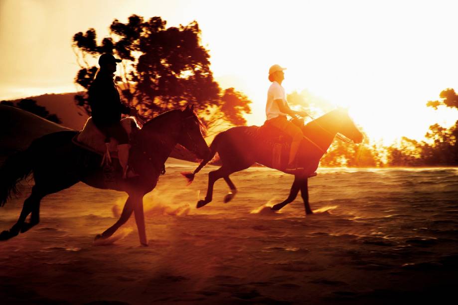 Hóspedes fazendo cavalgada no Costão do Santinho Resort & Spa, na Praia do Santinho