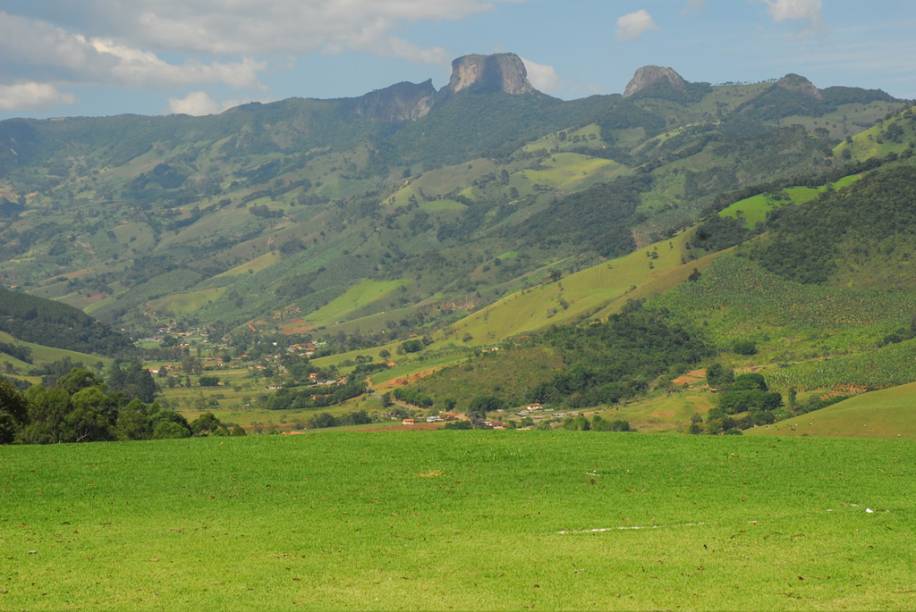 Embora pertença ao município de São Bento do Sapucaí, a Pedra do Baú pode ser avistada em várias paisagens de Campos