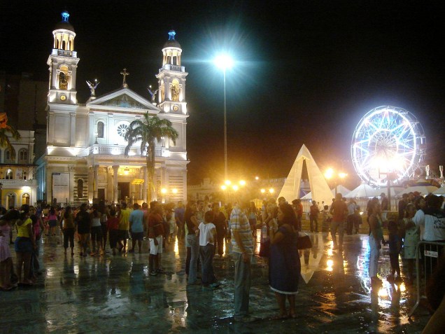 É na frente da Basílica que ocorre o momento maior da festa do Círio de Nazaré